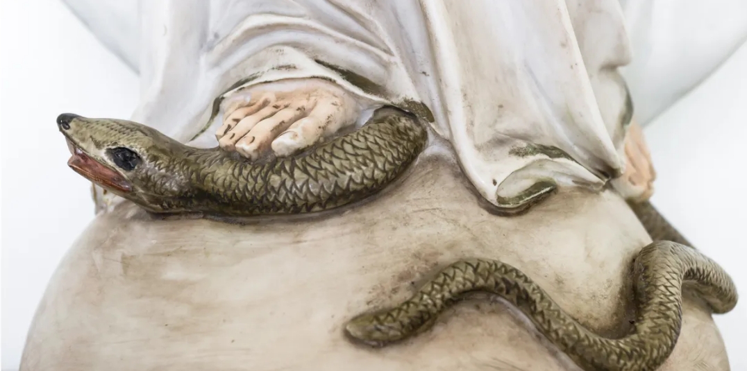 JESUS FOOT CRUSHING HEAD OF SERPENT SATAN